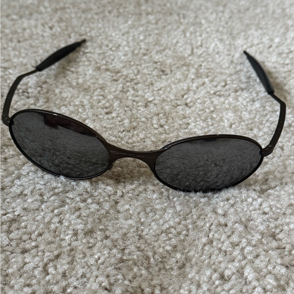 Stylish Black Oval Sunglasses